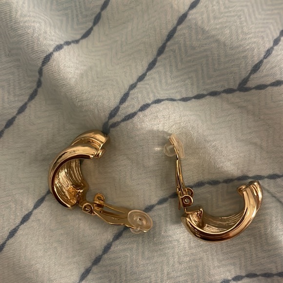 SOLD Vintage gold plated clip on earrings - Picture 6 of 9